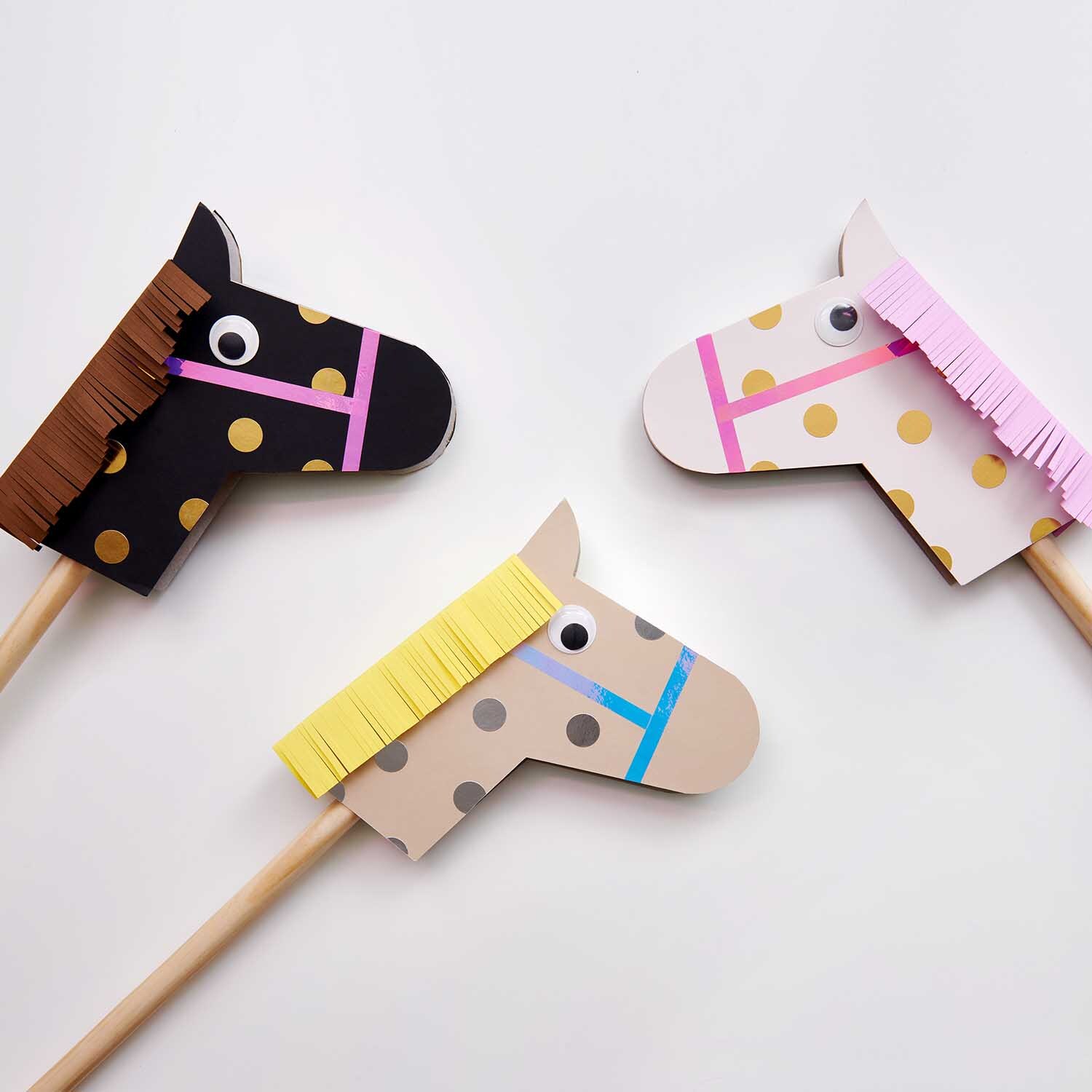 Paper Poetry Bastelblock zeigt bunte Steckenpferde mit Punkten und Fransen in verschiedenen Farben.