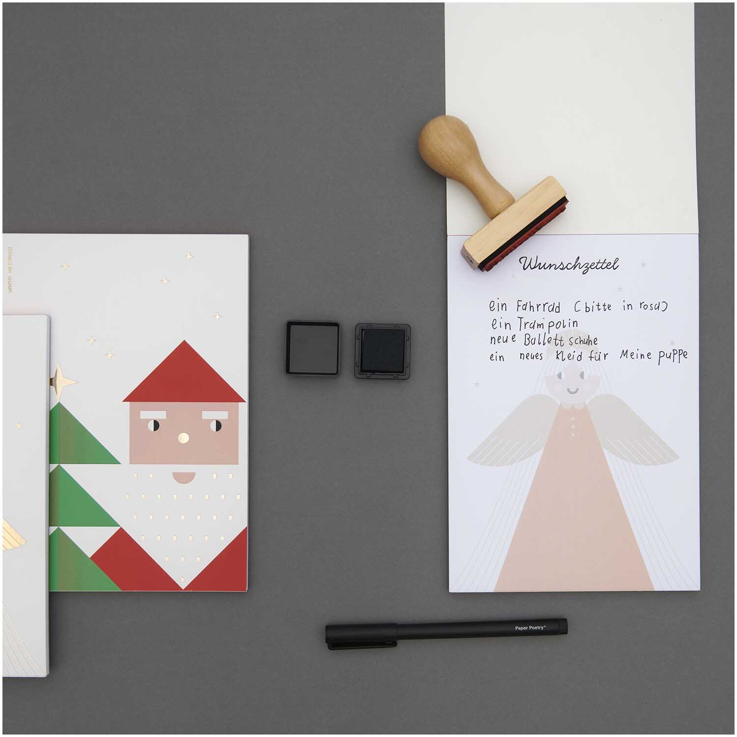 Paper Poetry Notizblock Engel A5 mit 50 Blatt, abgebildet mit Stempel und Stift auf grauem Hintergrund.