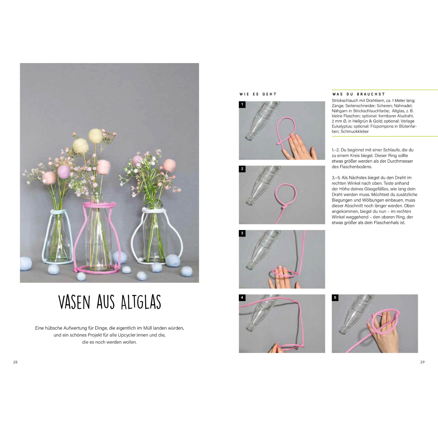 Deko-Ideen aus Strickschlauch: Glasvasen mit bunten Strickschläuchen dekoriert, umgeben von pastellfarbenen Blumen und Kugeln.