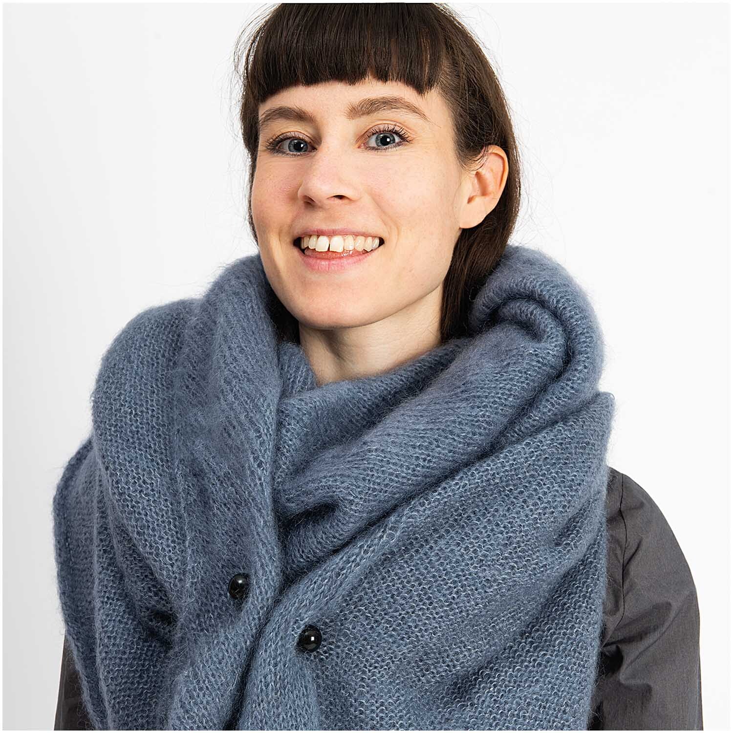 Zwei-Perlen-Pin 65mm 1 Stück von Rico Design, getragen an einem blauen Schal von einer lächelnden Person.