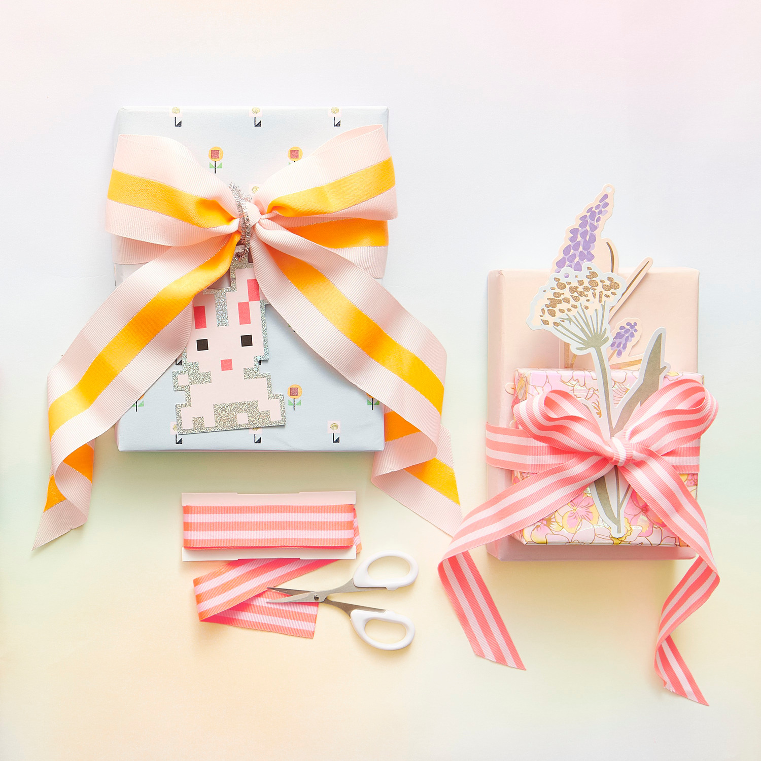 Paper Poetry Webband Duo Streifen Apricot/Neon Orange verziert Geschenke mit farbenfrohen Schleifen, ideal für kreative Verpackungen.