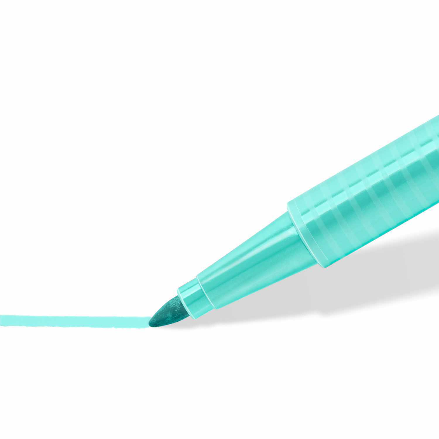 362 Textmarker Triplus Highlighter Pastell 6 Stück von Staedtler in Aktion, türkisfarbene Linie auf weißem Hintergrund.