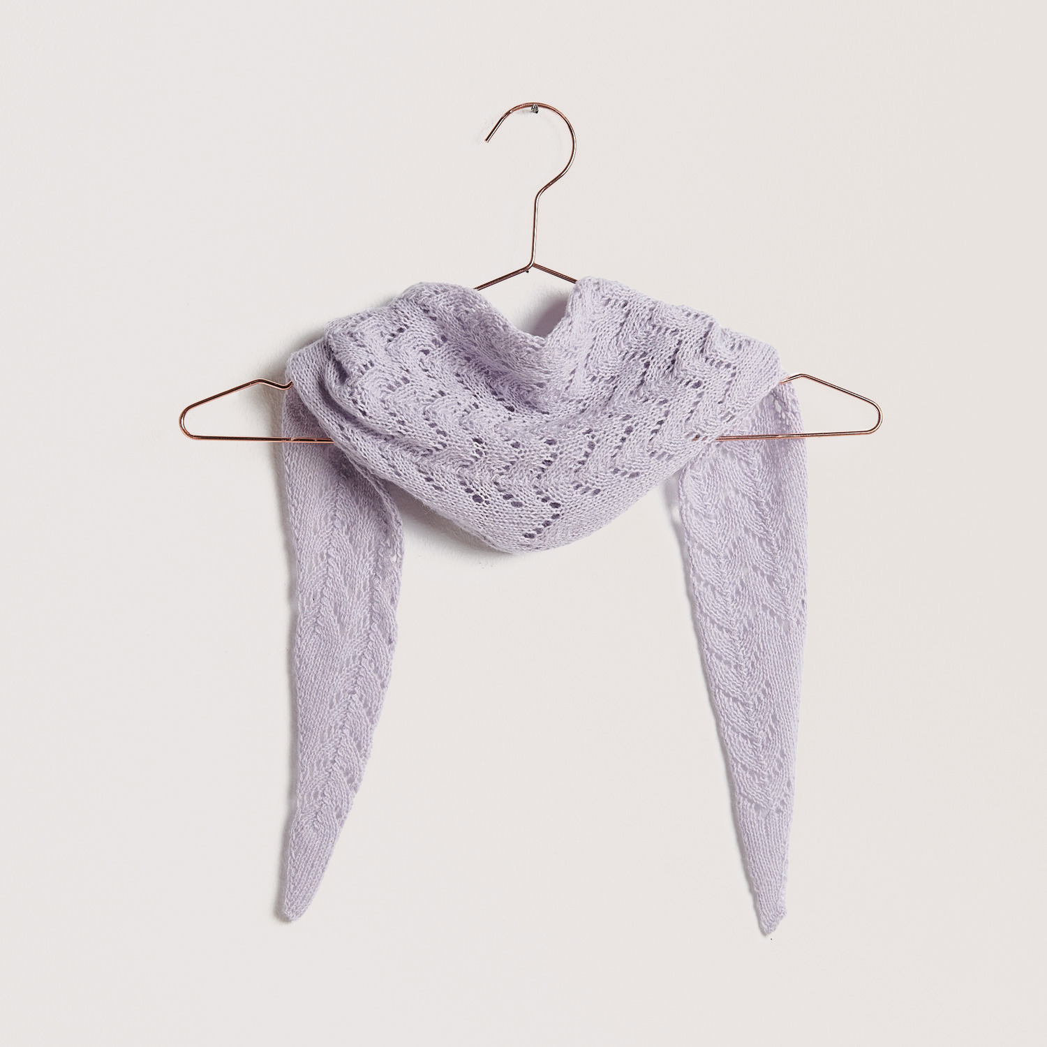 Lila Dreieckstuch auf grauem Hintergrund – zum Strickset