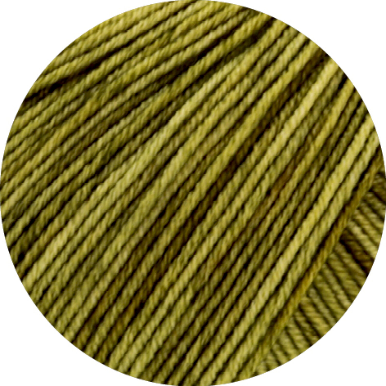 Cool Wool Vintage: Nahaufnahme von olivgrüner Wolle der Marke Lana Grossa, 50g Knäuel mit 160m Länge.