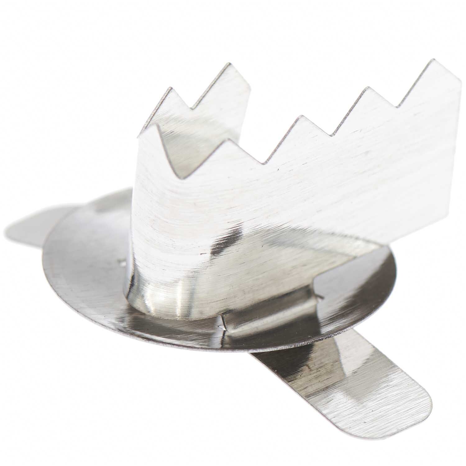 Kerzenhalter Metall 25 Stück von folia: Silberner Metallhalter mit gezacktem Rand für Kerzen. Ideal für kreative Dekorationen und Bastelprojekte.