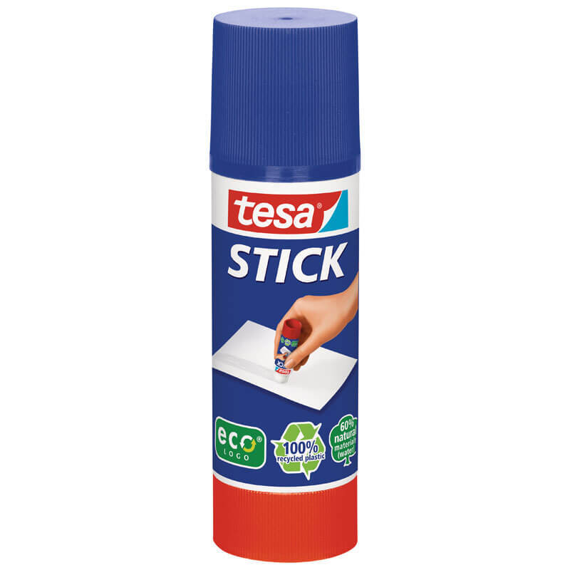 Stick Klebestift von tesa, blauer Deckel, roter Boden, Hand hält Klebestift über Papier.