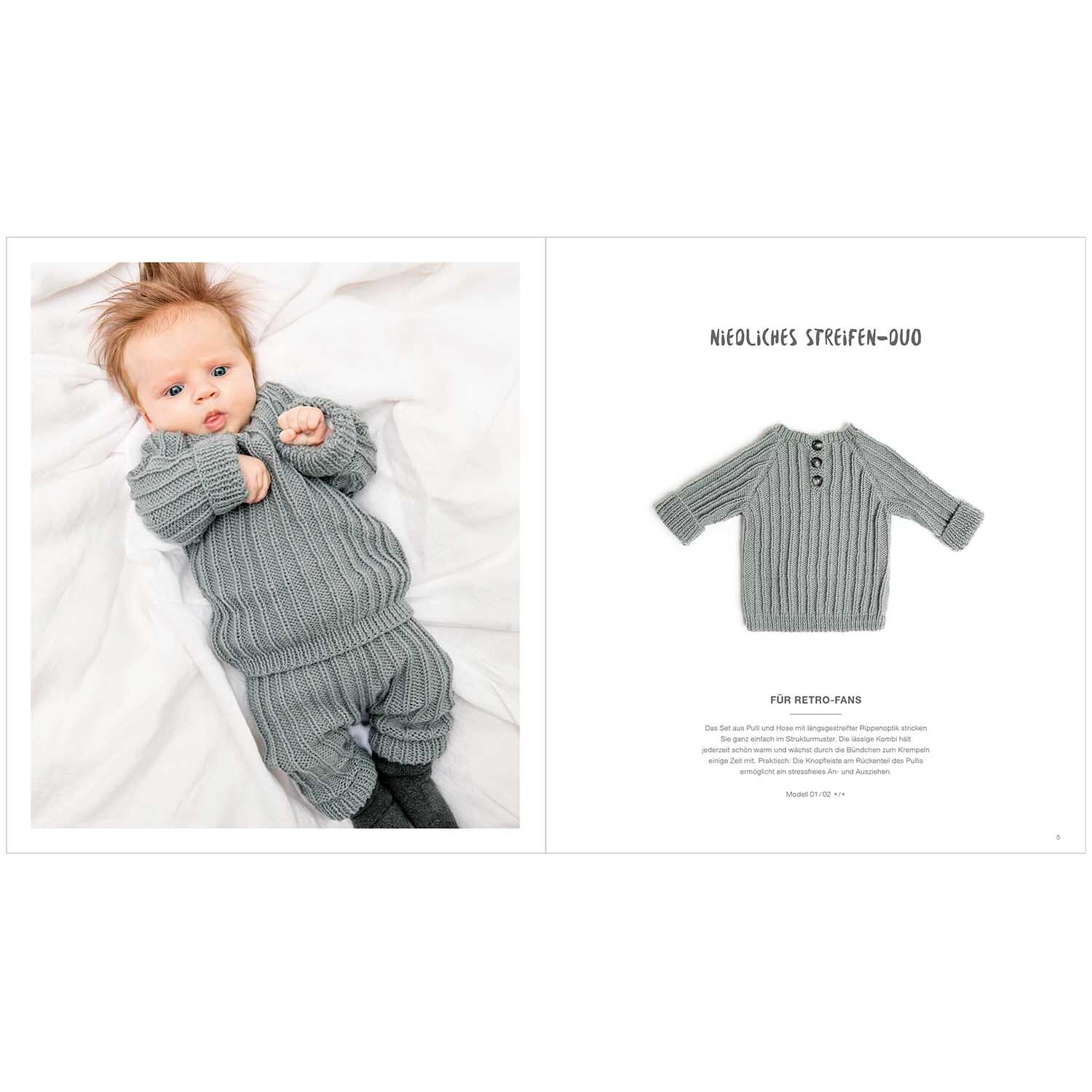 Rico Baby Heft Nr.28 zeigt ein Baby in einem grauen Strickoutfit auf einer weißen Decke.