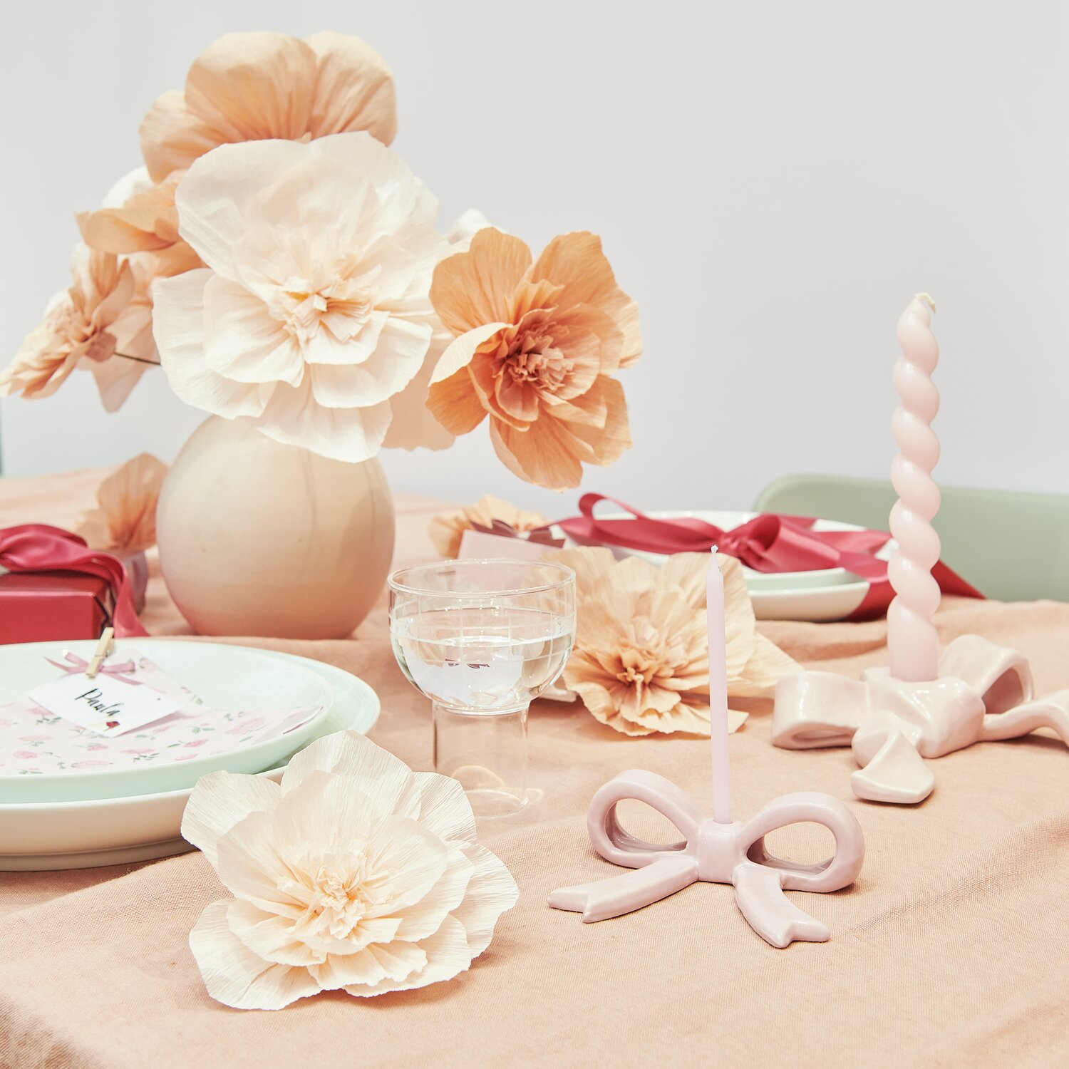 Keramik Kerzenhalter Schleife Flieder auf einem Tisch mit Blumen und Geschirr, dekoriert für ein elegantes Ambiente.