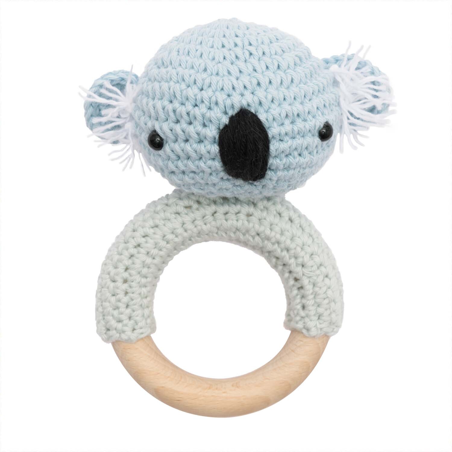 Ricorumi Baby Little Animals: Häkeltier-Koala in Hellblau auf einem Holzring, ideal für Babys. Marke: Rico Design.