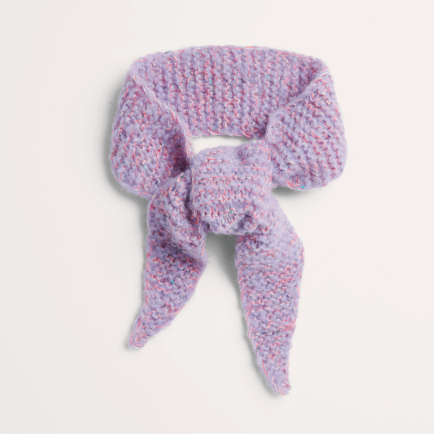 Strickset Mini-Tuch Modell 33b in Flieder von Rico Design. Weiches, handgestricktes Tuch mit Schleife. Ideal für Herbst-Winter.