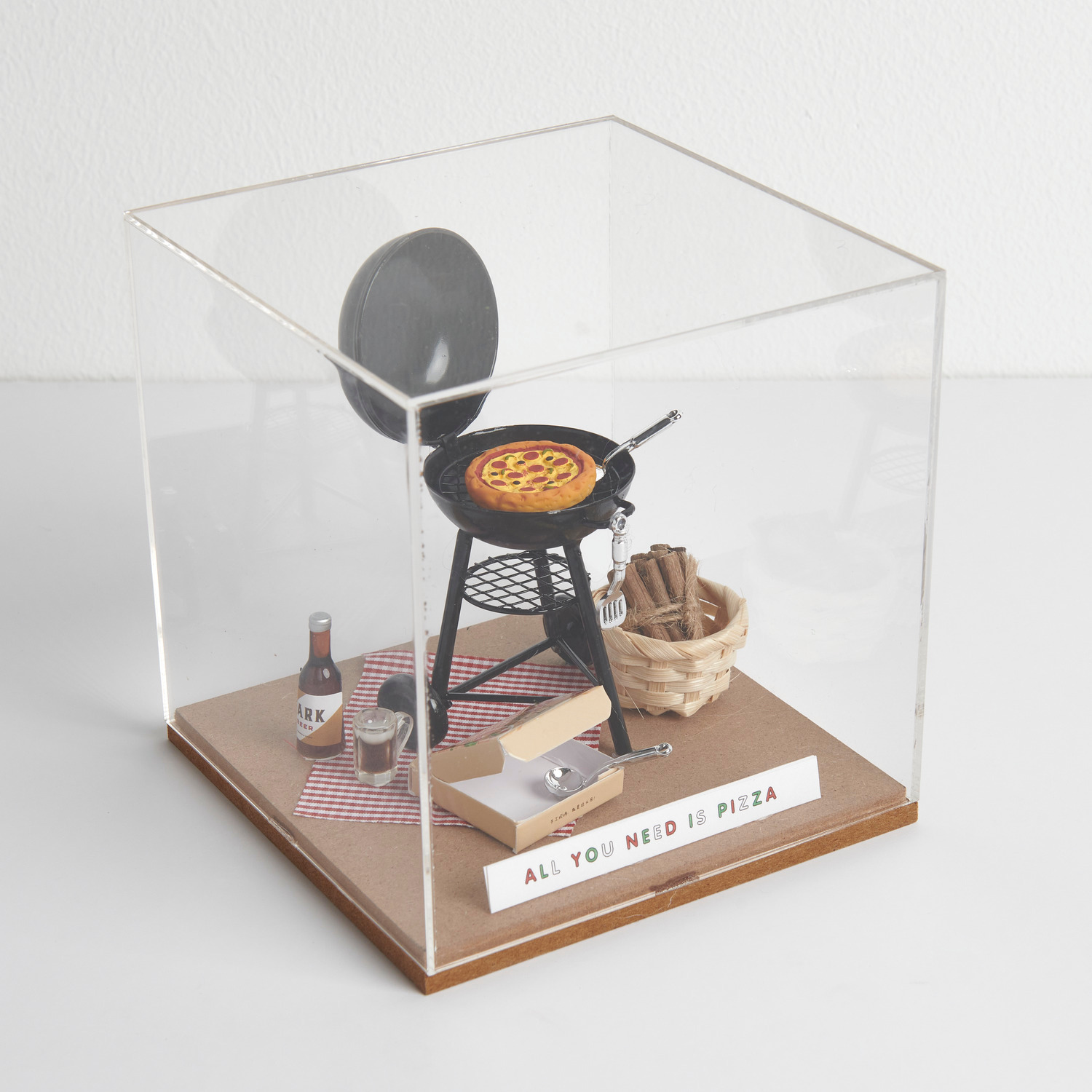 Miniatur Grill rund in einer Dekohaube mit Pizza im Karton und Bambuskorb, von Rico Design.