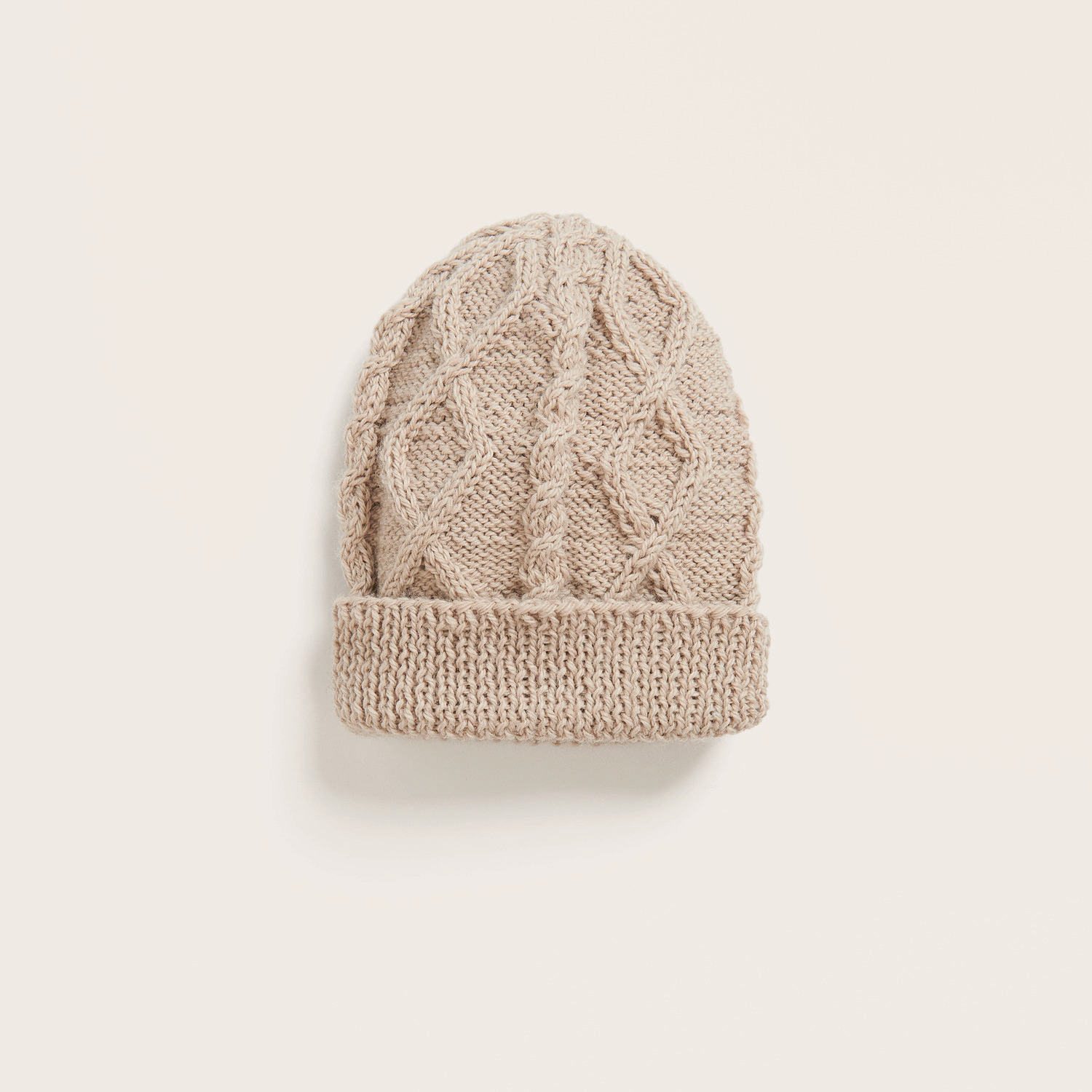 Strickset Babymütze Modell 14: Handgestrickte Mütze in Naturfarbe mit Zopfmuster, ideal für Babys. Hochwertige Wolle von Rico Design.