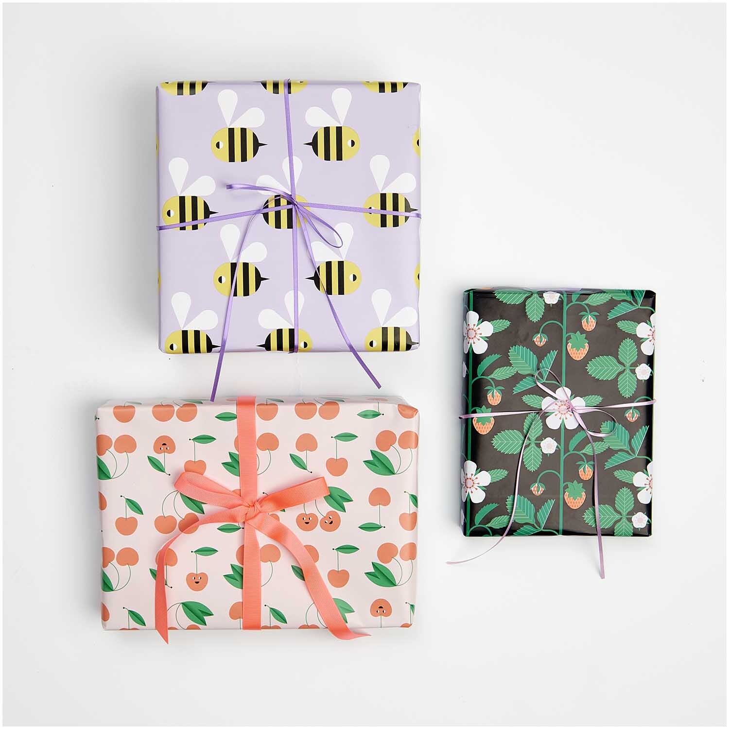Paper Poetry Geschenkpapier mit Kirschmuster, rosa, 200x70cm, 80g/m², dekorativ verpackt mit Schleifen.