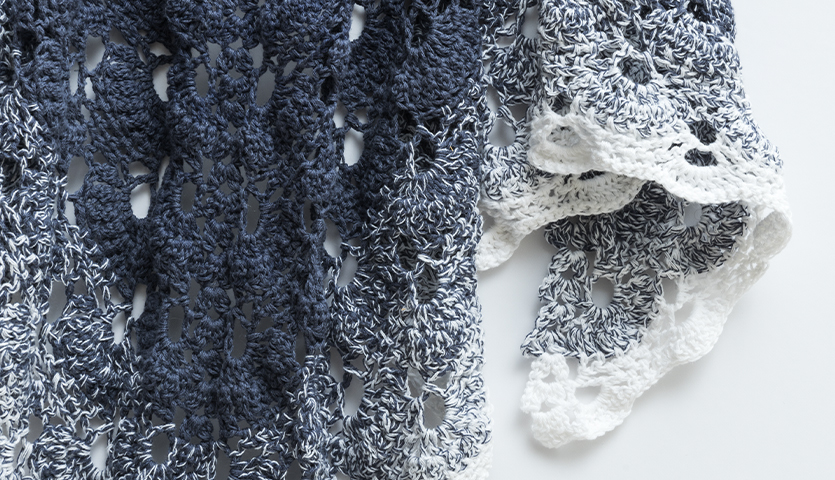 Häkelanleitung Dreieckstuch aus Creative Cotton Dégradé: Elegantes Tuch in Blau- und Weißtönen mit feinem Muster. Ideal für stilvolle Akzente.