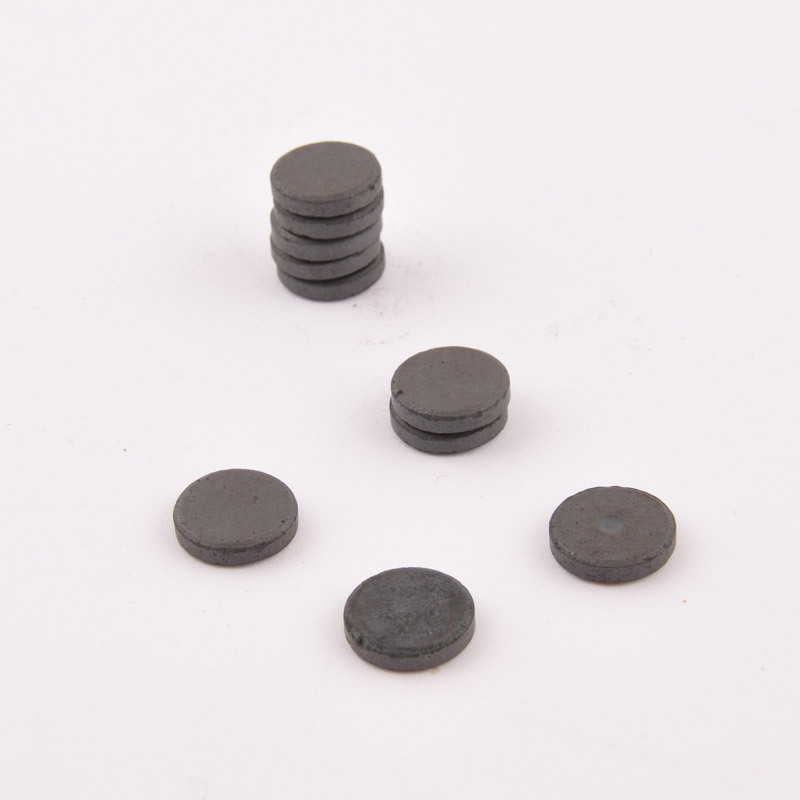 Haftmagnete 17,5x4mm 10 Stück von Glorex. Runde, graue Magnete auf weißem Hintergrund verteilt.
