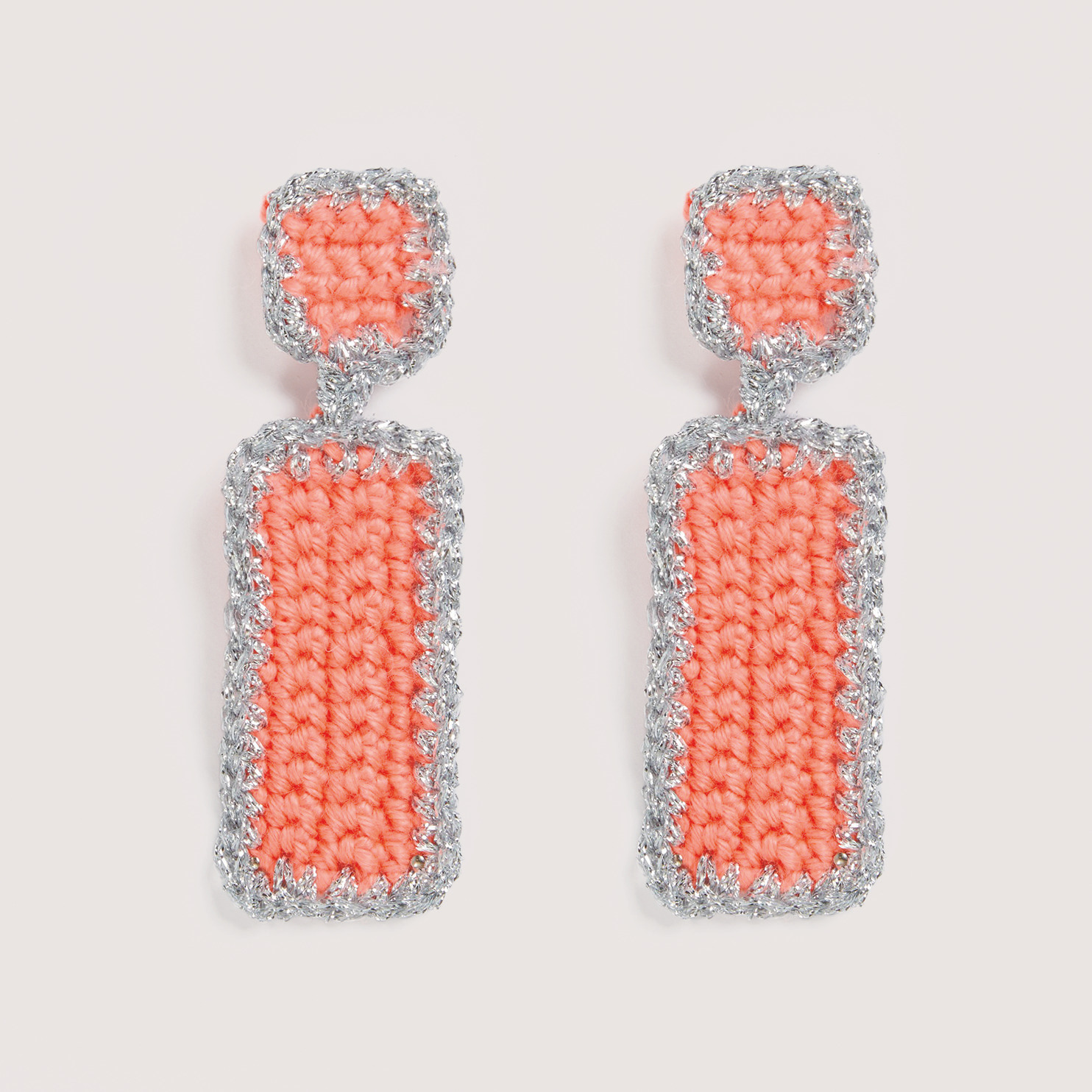 Creative Ricorumi Neon dk Ohrringe in Neon-Orange mit silbernem Rand, gehäkelt aus Rico Design Garn.