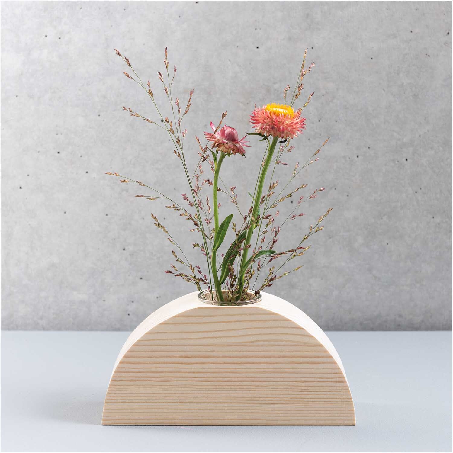 Holz-Regenbogen mit großer Glasvase 18x9x5cm, dekoriert mit bunten Blumen vor grauem Hintergrund.