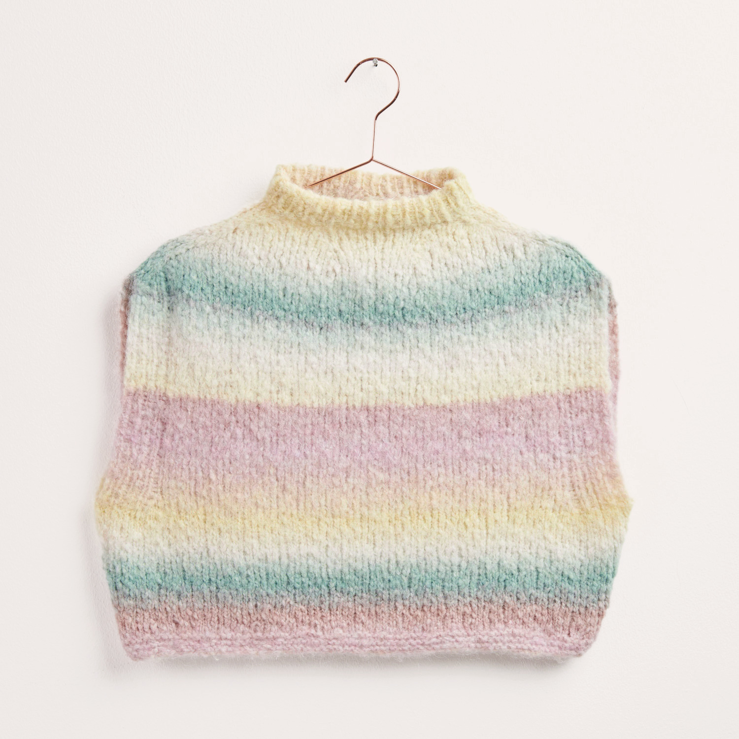 Strickset Pullunder Modell 03a zeigt einen pastellfarbenen Pullunder mit Streifenmuster.