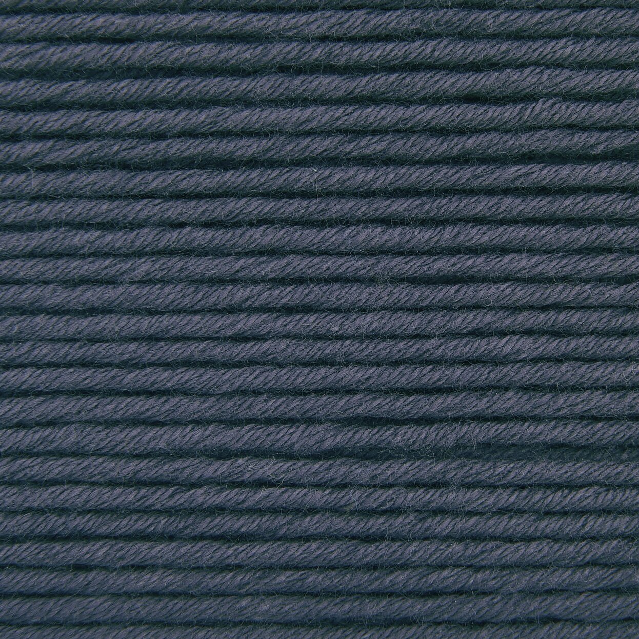 Essentials Organic Cotton aran von Rico Design in Nachtblau. Weiches Garn, ideal für Strickprojekte, 50g Knäuel mit 90m Länge.