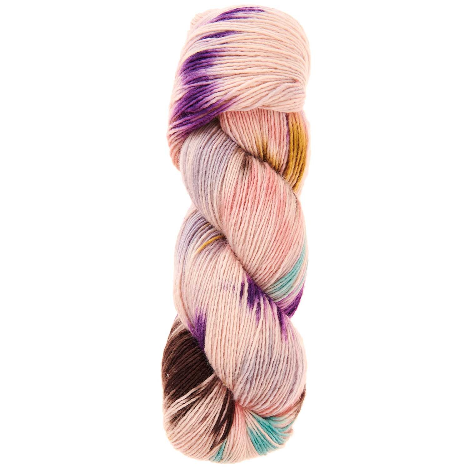 Luxury Hand-Dyed Happiness dk: Handgefärbtes Garn in Puder-Lila mit bunten Akzenten, 100g 390m, von Rico Design. Ideal für kreative Strickprojekte.