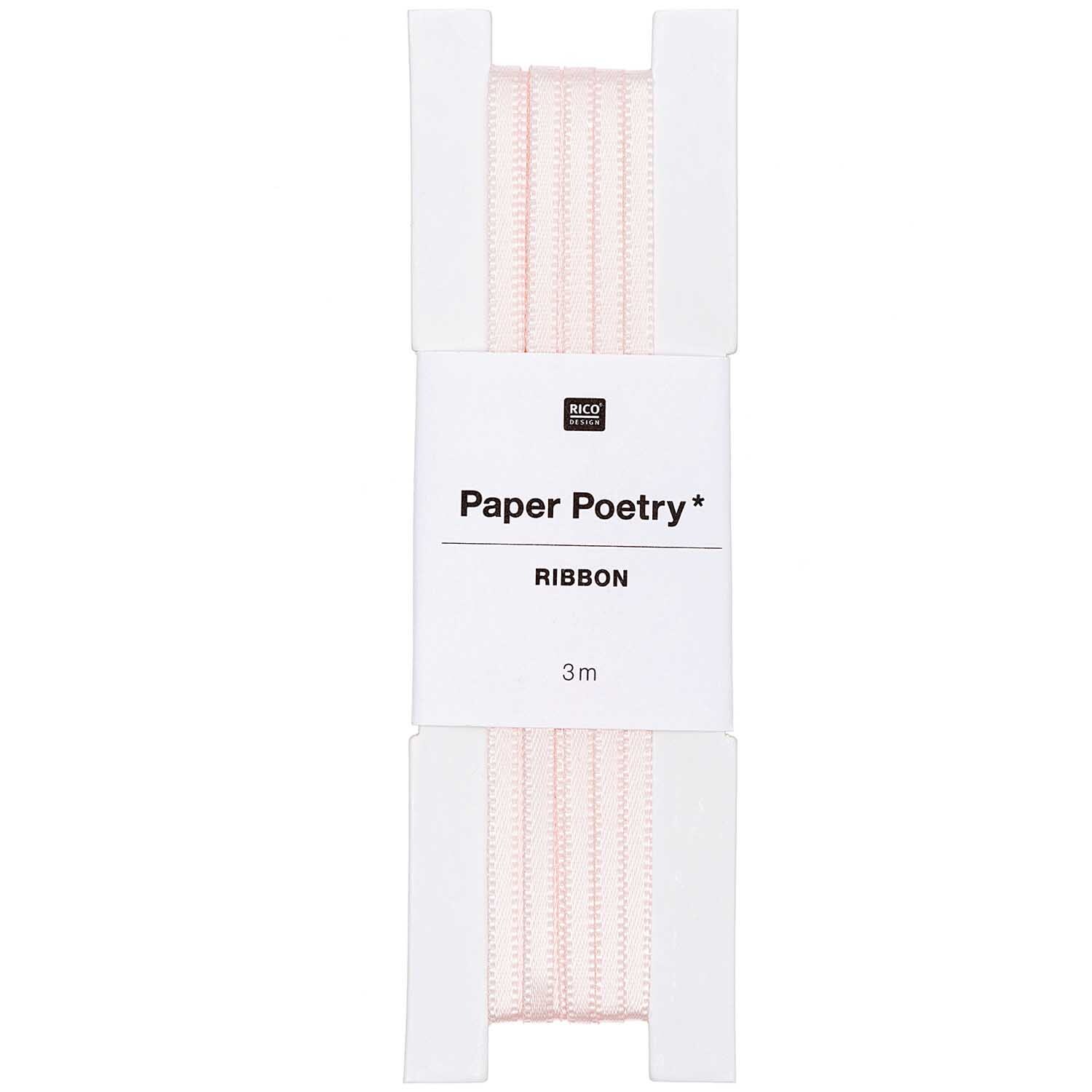 Paper Poetry Satinband 3mm 3m in zartem Puder von Rico Design, auf Kartonhalterung gewickelt. Ideal für kreative Bastelprojekte.