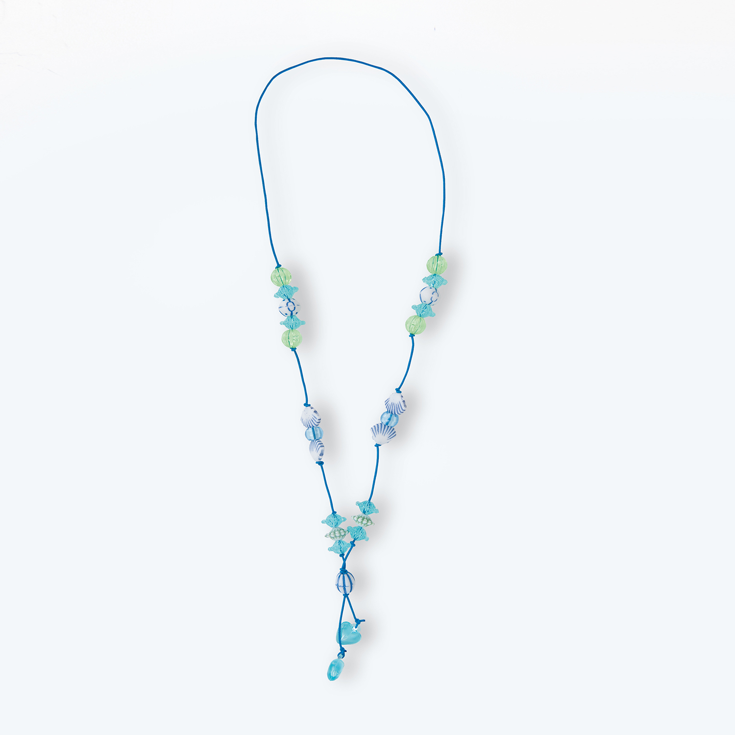 Anleitung DIY Perlenset Beads Muschelkette basteln: Blaue und grüne Perlenkette mit Muscheldesign auf weißem Hintergrund.