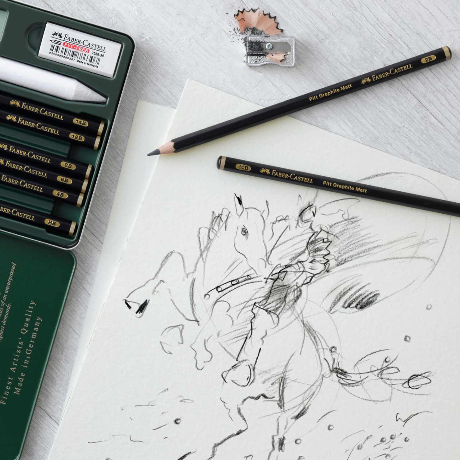 Bleistifte Pitt Graphite Matt von Faber Castell, 11-teilig, auf einem Skizzenblock mit Zeichnung.
