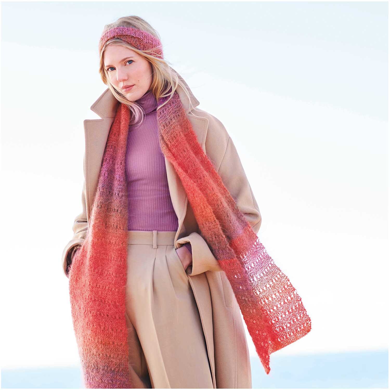 Fashion Mohair Rainbows: Frau in beigem Mantel mit farbenfrohem Schal und Stirnband aus Mohair von Rico Design.
