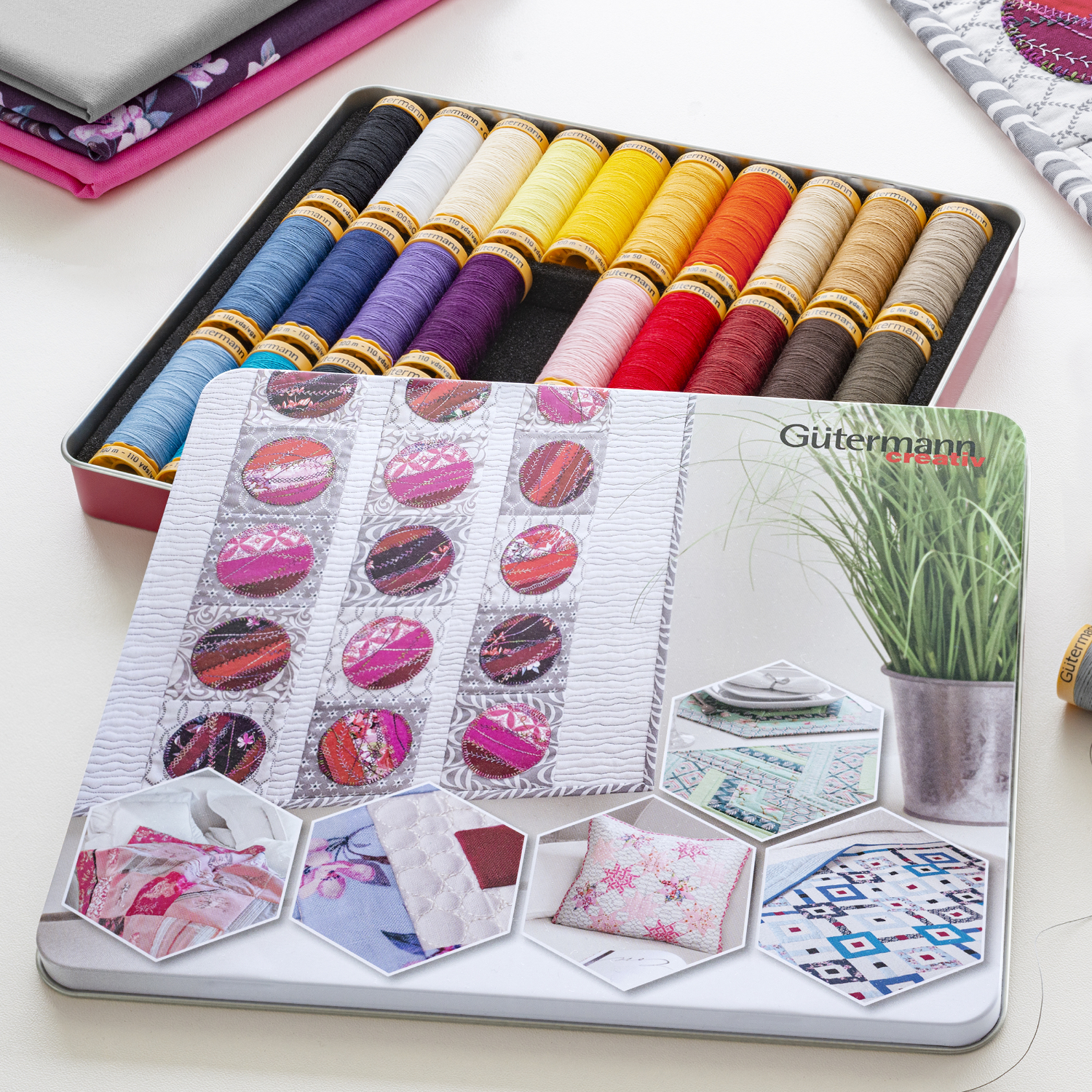 Nähfaden Set Baumwolle: Bunte Garnrollen in einer Gütermann Box, ideal für kreative Nähprojekte.