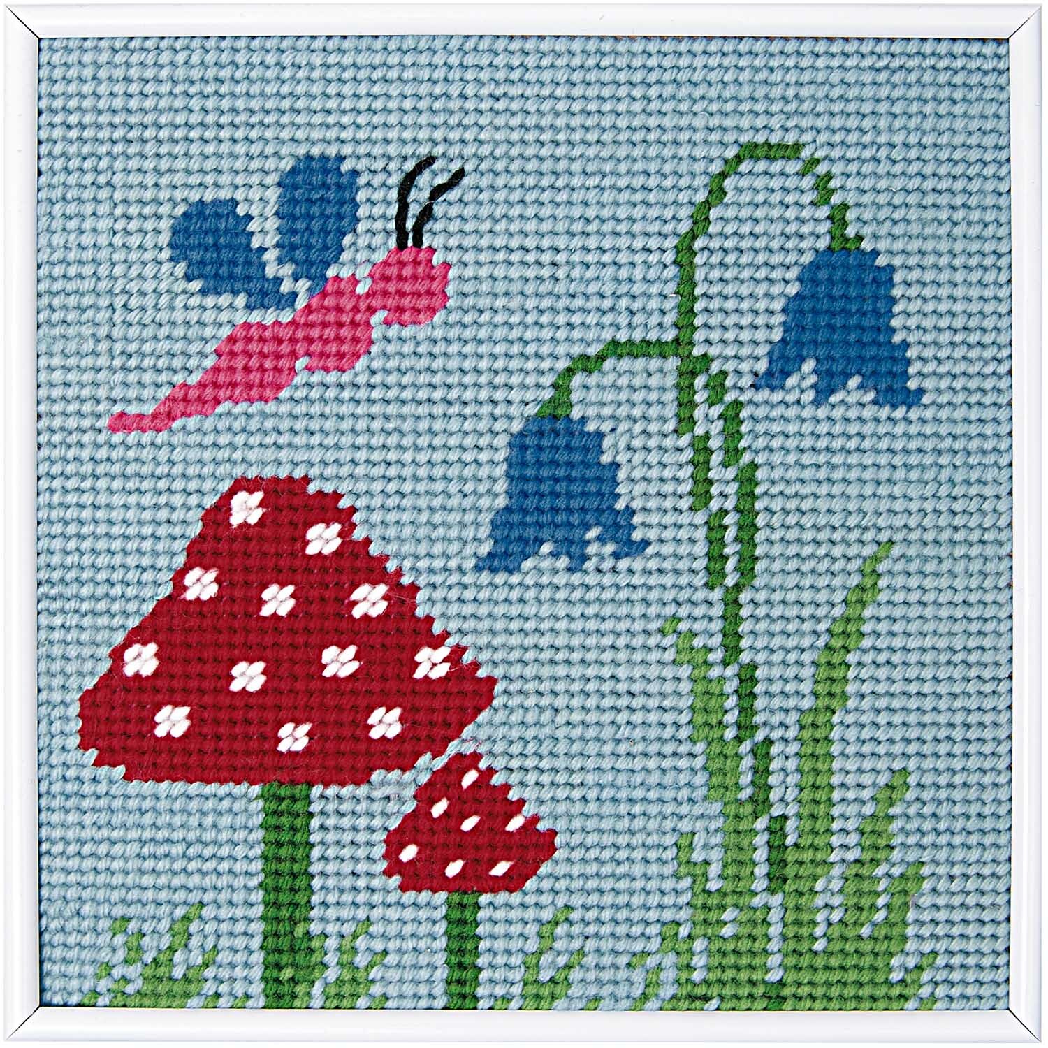 Stickpackung Fliegenpilz 22x22cm zeigt rote Fliegenpilze, eine rosa Libelle und blaue Glockenblumen auf hellblauem Hintergrund.