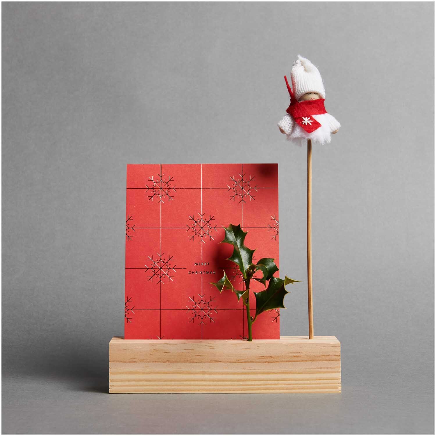 Paper Poetry Postkartenblock I love Christmas 10 Stück, rote Karte mit Schneeflockenmotiv, dekoriert mit Holzständer und weihnachtlichem Accessoire.