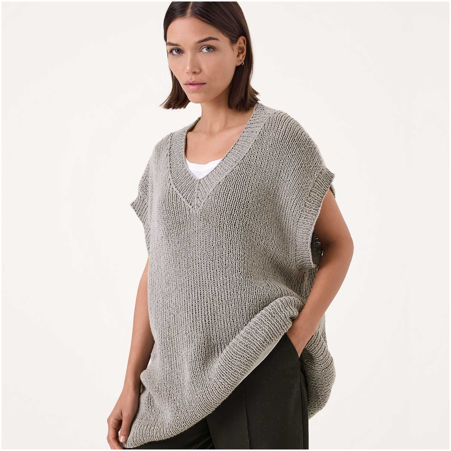 Luxury Organic Cotton Silk dk: Frau trägt einen grauen, ärmellosen Strickpullover von Rico Design.