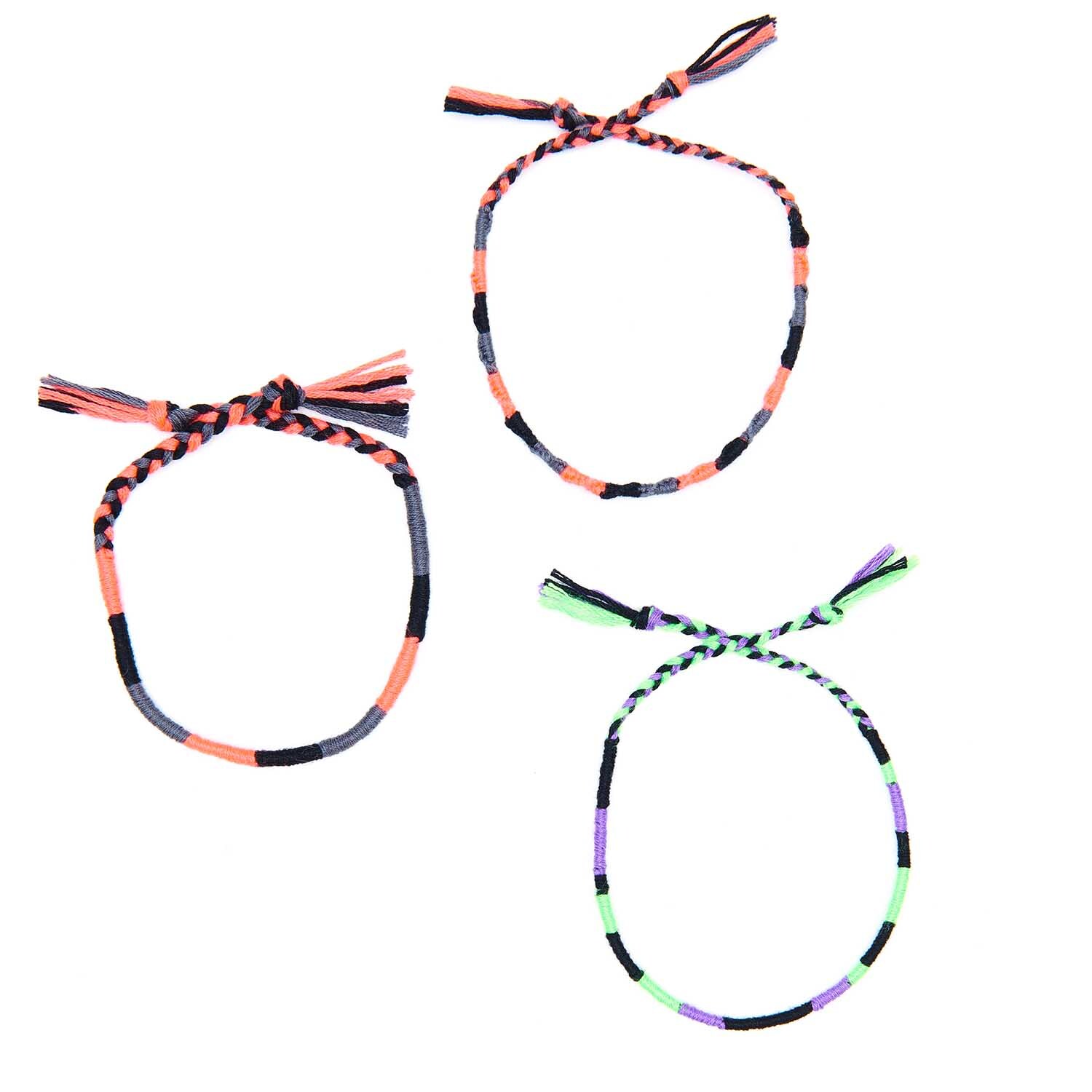 Stickgarn Set Multicolour Fashion: Drei bunte Armbänder aus mehrfarbigem Garn, 24-teilig von Rico Design.