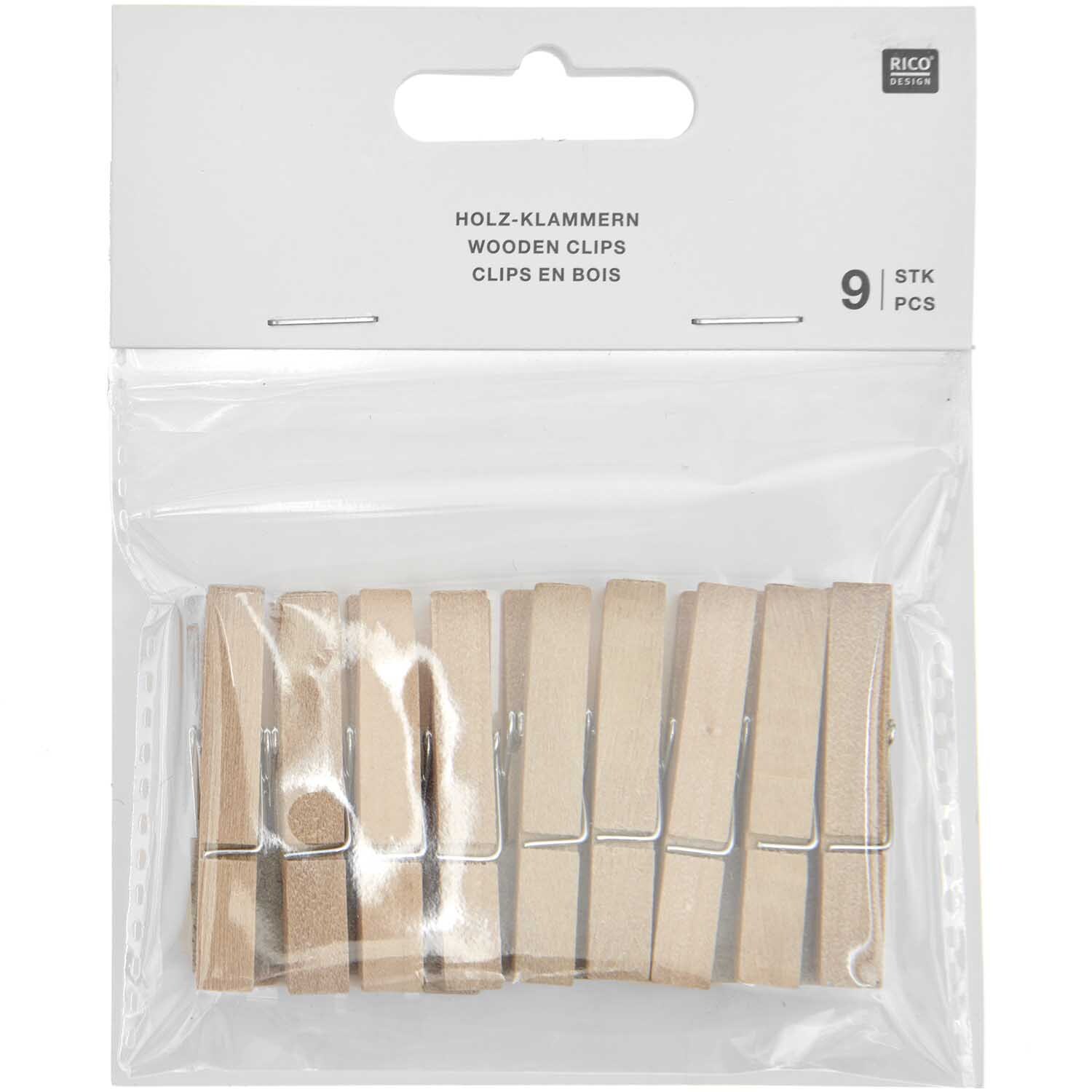 Holzklammern Natur: Neun naturfarbene Holzklammern von Rico Design, 4,5 cm lang, in transparenter Verpackung.