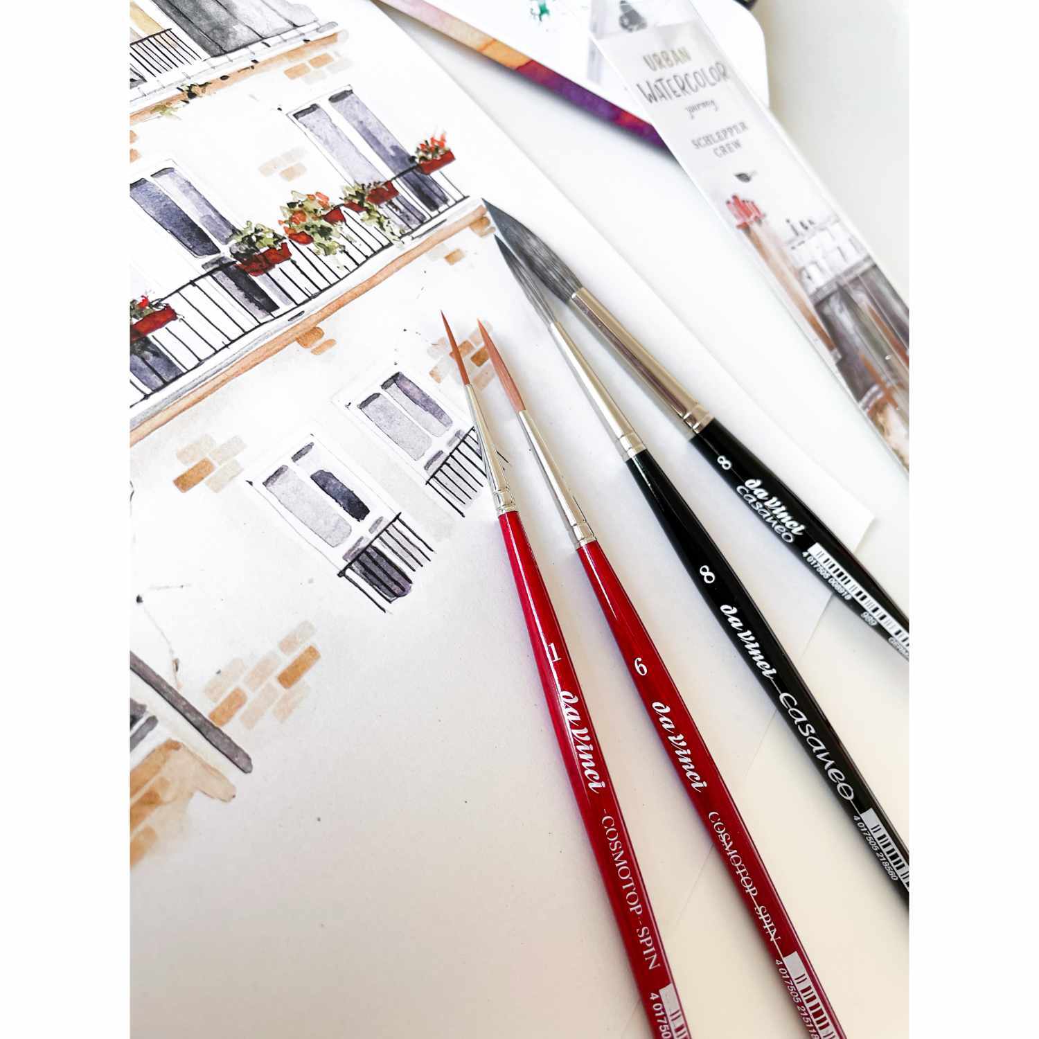 da Vinci Pinsel-Set Urban Watercolor Schlepper Crew mit roten und schwarzen Pinseln auf einem Aquarellbild. Ideal für kreative Künstler.