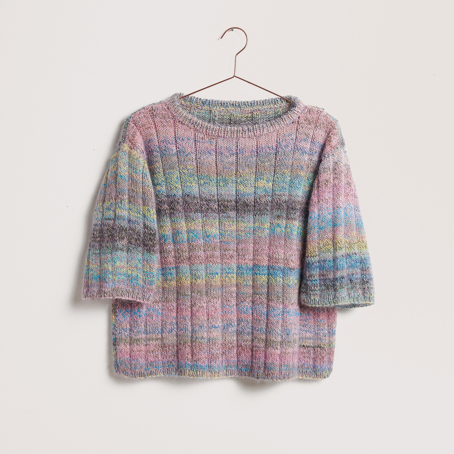 Shirt mit Farbverlauf auf grauem Hintergrund – zum Strickset