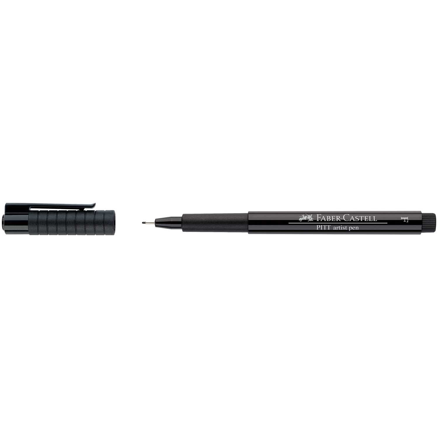PITT artist pen fine von Faber Castell, schwarz, mit abgenommenem Deckel, auf schwarzem Hintergrund. Ideal für präzises Zeichnen.