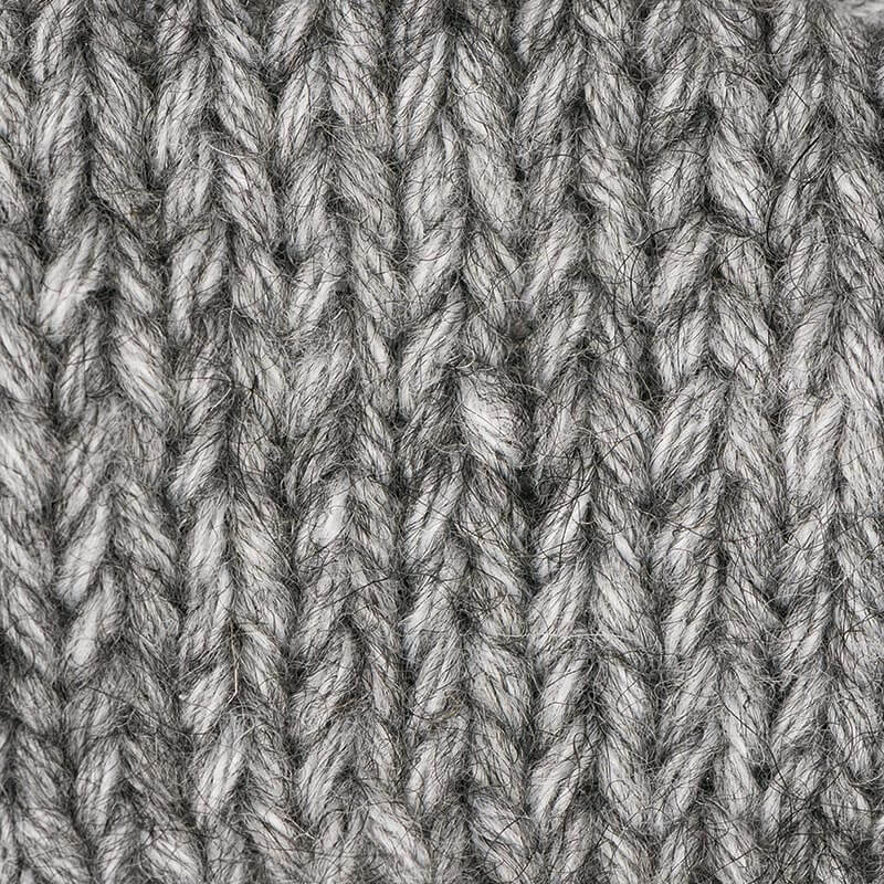 Essentials Alpaca Blend chunky von Rico Design in Blaugrau zeigt eine grobe Strickstruktur. Ideal für warme, weiche Projekte.