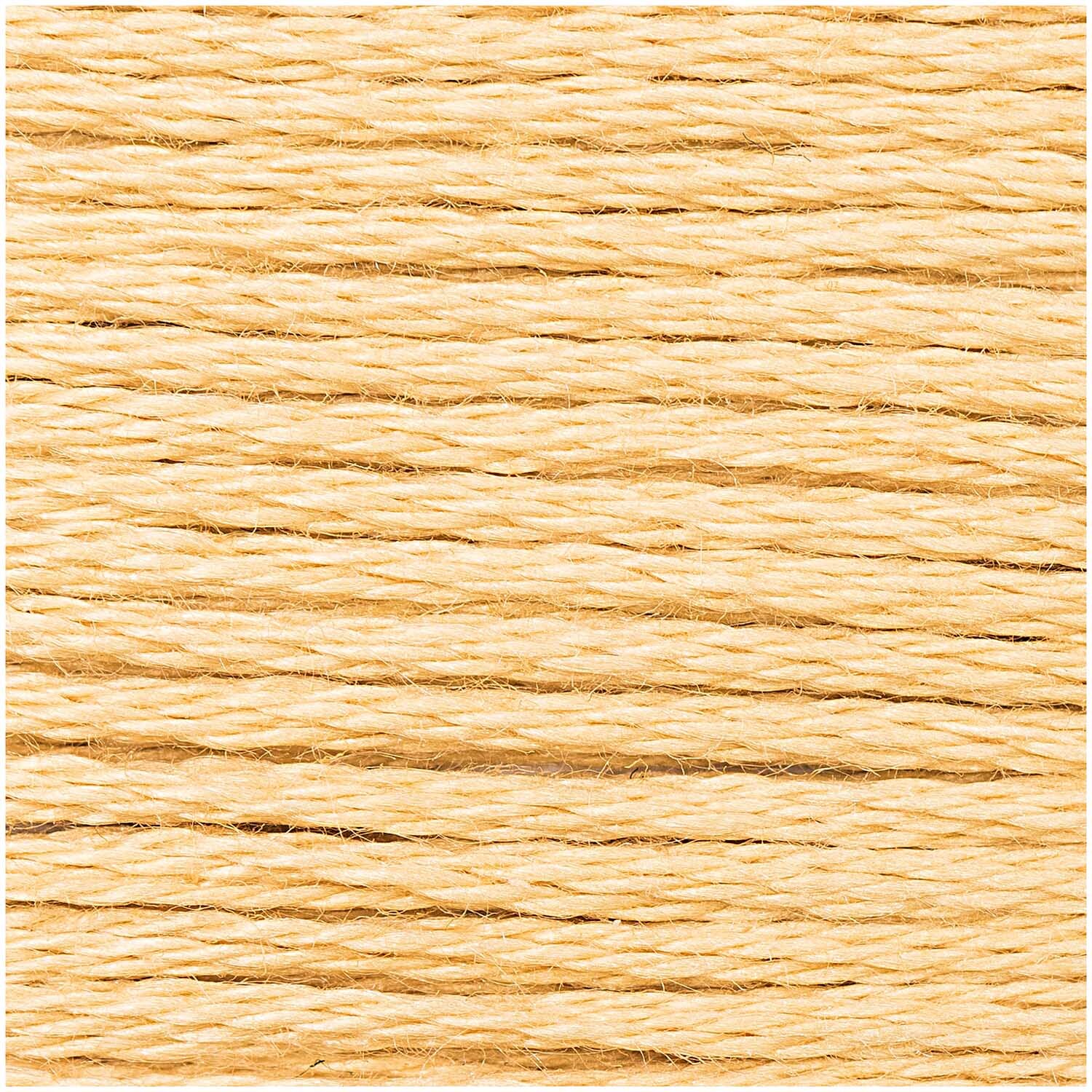 Sticktwist 8m von Rico Design in Beige, ideal für Stickprojekte. Nahaufnahme der weichen, gleichmäßigen Fäden.