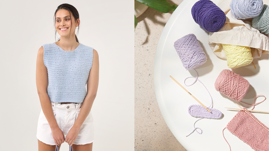 Zwei Bilder nebeneinander. Eine Frau trägt ein pastell blau gestricktes Top und fünf Garnknäuel in verschiedenen pastell Farben mit zwei Strick und Häkelstücken.