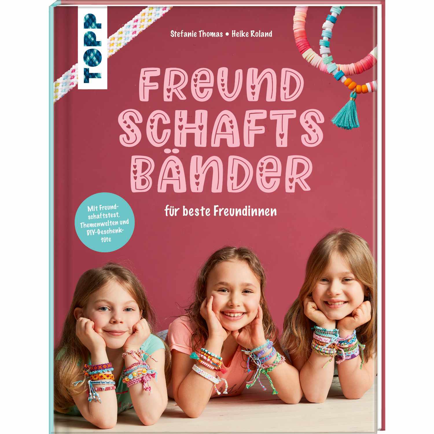 Freundschaftsbänder für beste Freundinnen: Drei Mädchen zeigen bunte Armbänder auf einem Buchcover von TOPP.