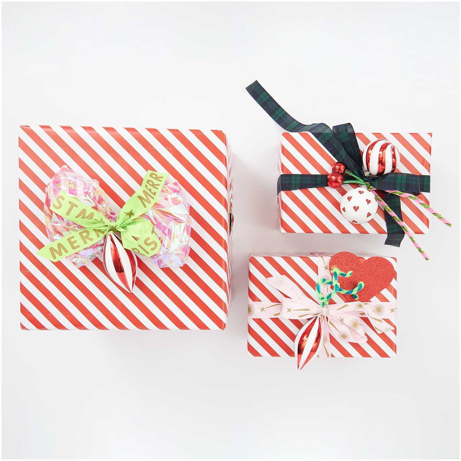 Paper Poetry Taftband Sternschnuppen verziert Geschenke mit roten und weißen Streifen. Perfekt für festliche Anlässe.