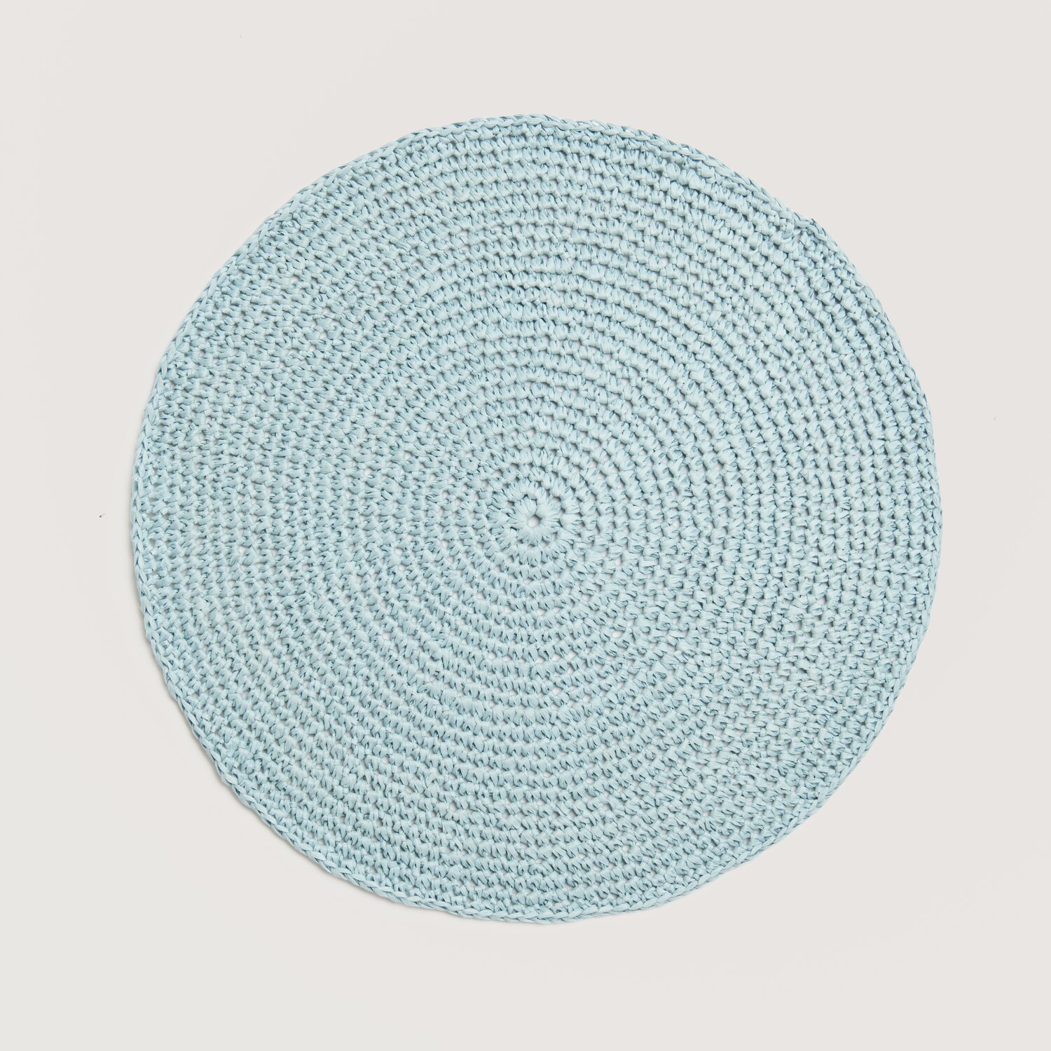 Home Special Creative Paper: Rundes, gehäkeltes Platzdeckchen in sanftem Blau von Rico Design, ideal für stilvolle Tischdekorationen.