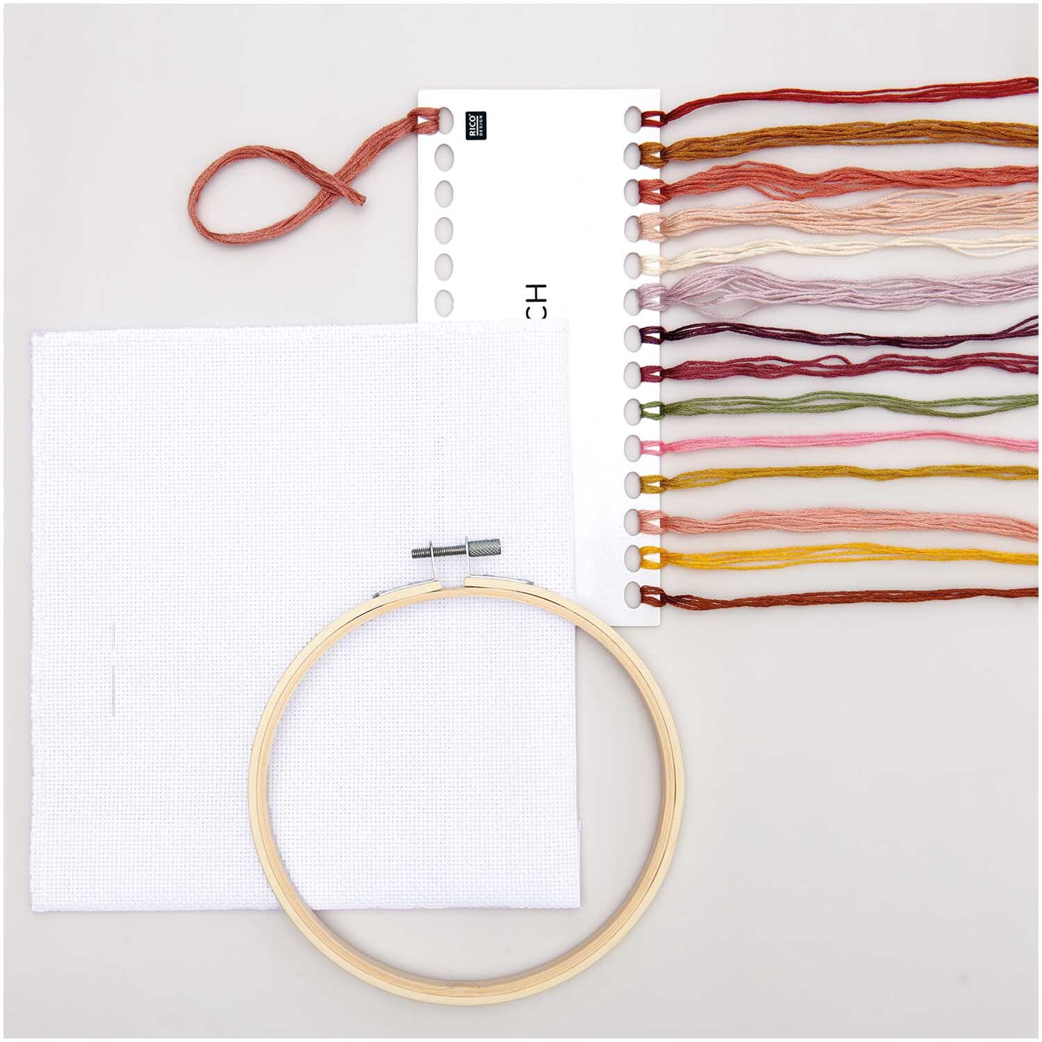 Stickpackung Trockenblüten Bild mit Stickrahmen, Garn in verschiedenen Farben und Stoff. Ideal für kreative Handarbeiten.