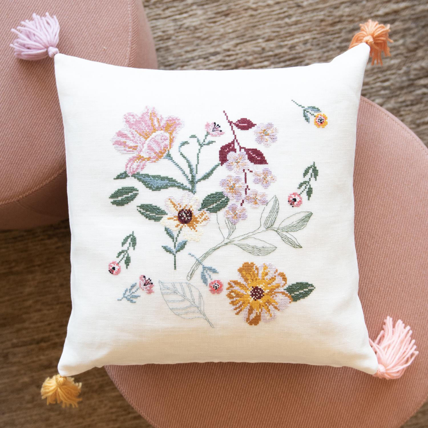 Stickanleitung florales Kissen gestalten von Rico Design