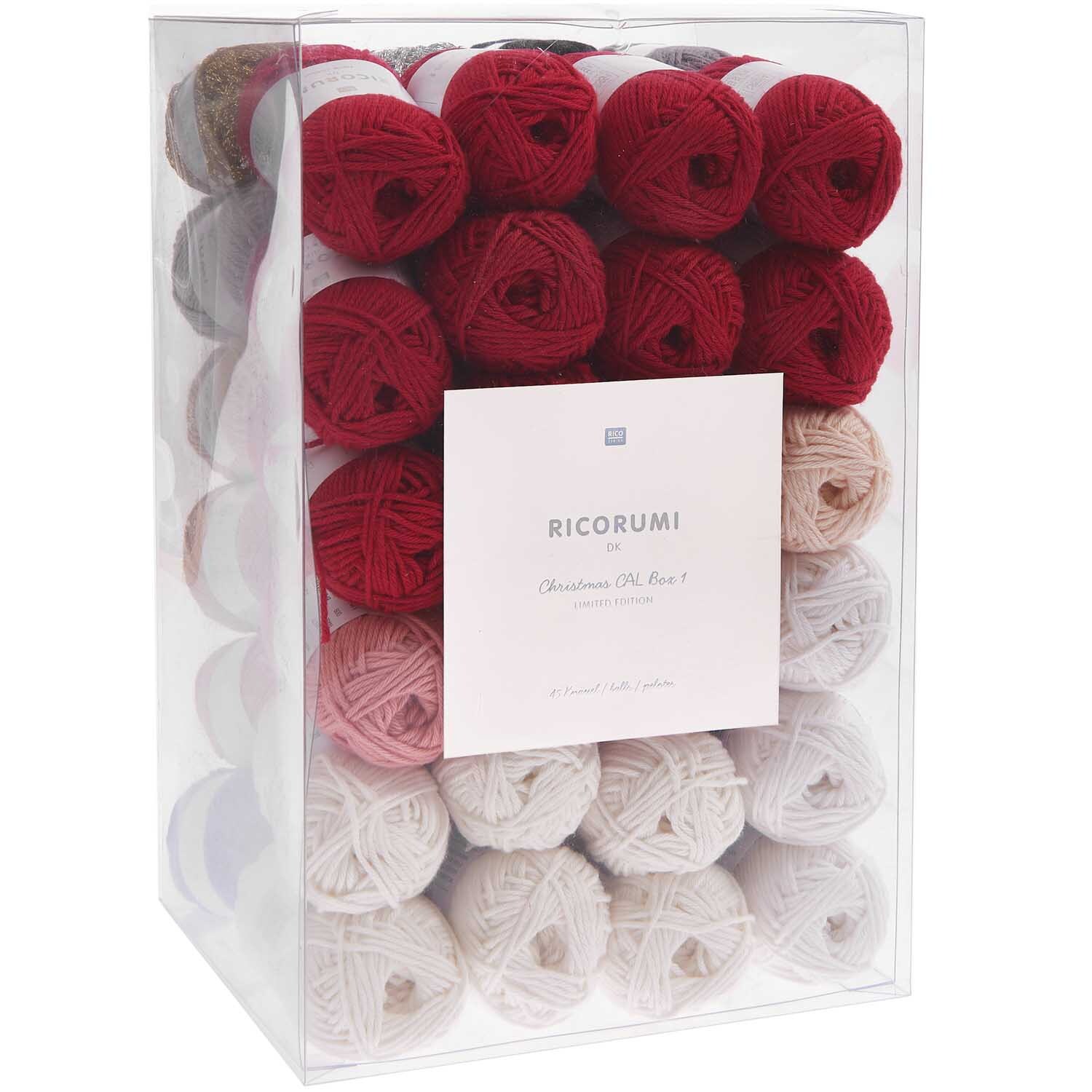 Creative Ricorumi dk Christmas CAL Box 1 mit roten und weißen Garnknäueln von Rico Design in transparenter Verpackung.
