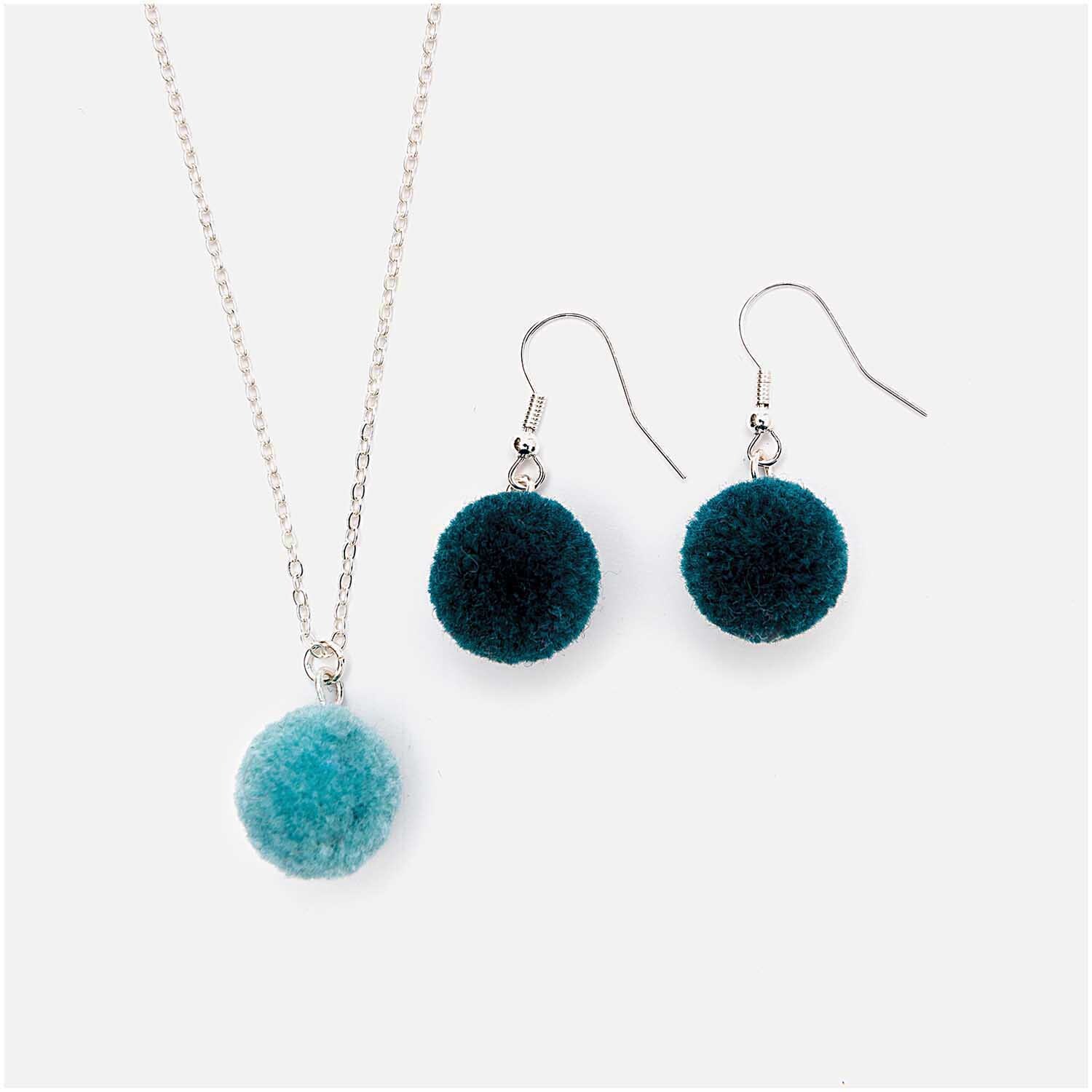 Mini-Pompons mit Öse 1,5cm 4 Stück von Rico Design. Türkise Pompons als Schmuckset mit Kette und Ohrringen.