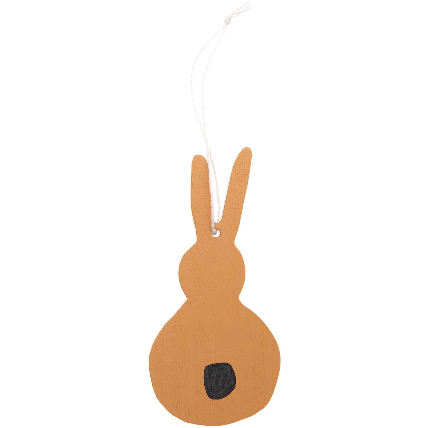 Holzhänger Hase Braun von Rico Design: Ein brauner Hasenanhänger aus Holz mit schwarzem Detail, ideal für Dekorationen.