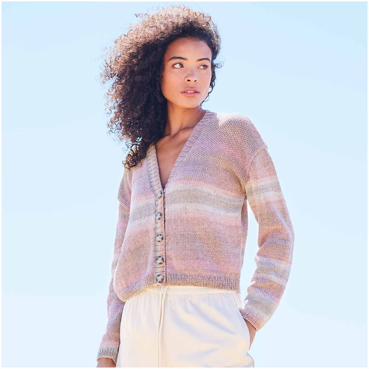 Creative Cotton Camouflage: Frau trägt gestrickte Jacke in sanften Tönen, ideal für Frühling.