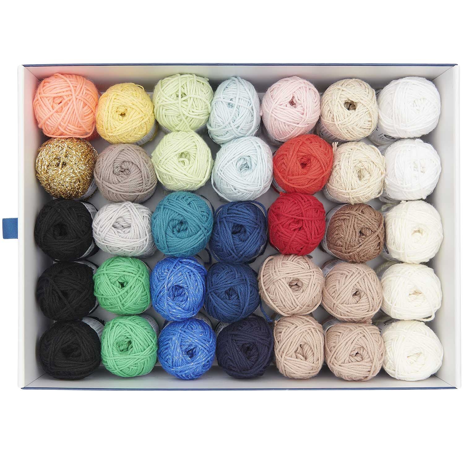 Creative Ricorumi dk Spring CAL Box 1 Maritime zeigt 36 bunte Garnknäuel von Rico Design in einer Schachtel.